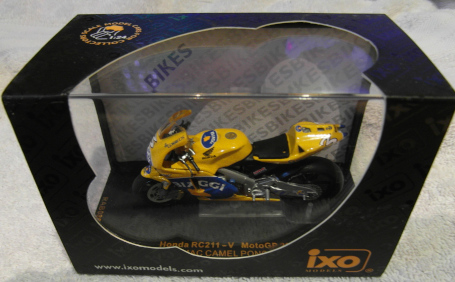 IXO-Honda-RC211V-Biaggi-2004-1.JPG