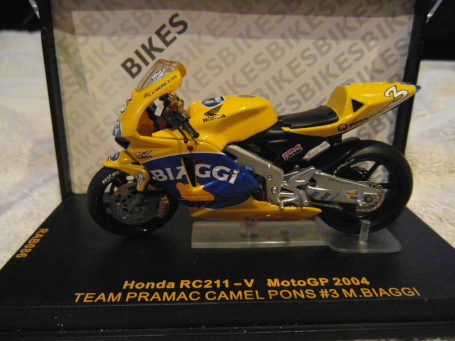 IXO-Honda-RC211V-Biaggi-2004-3.JPG